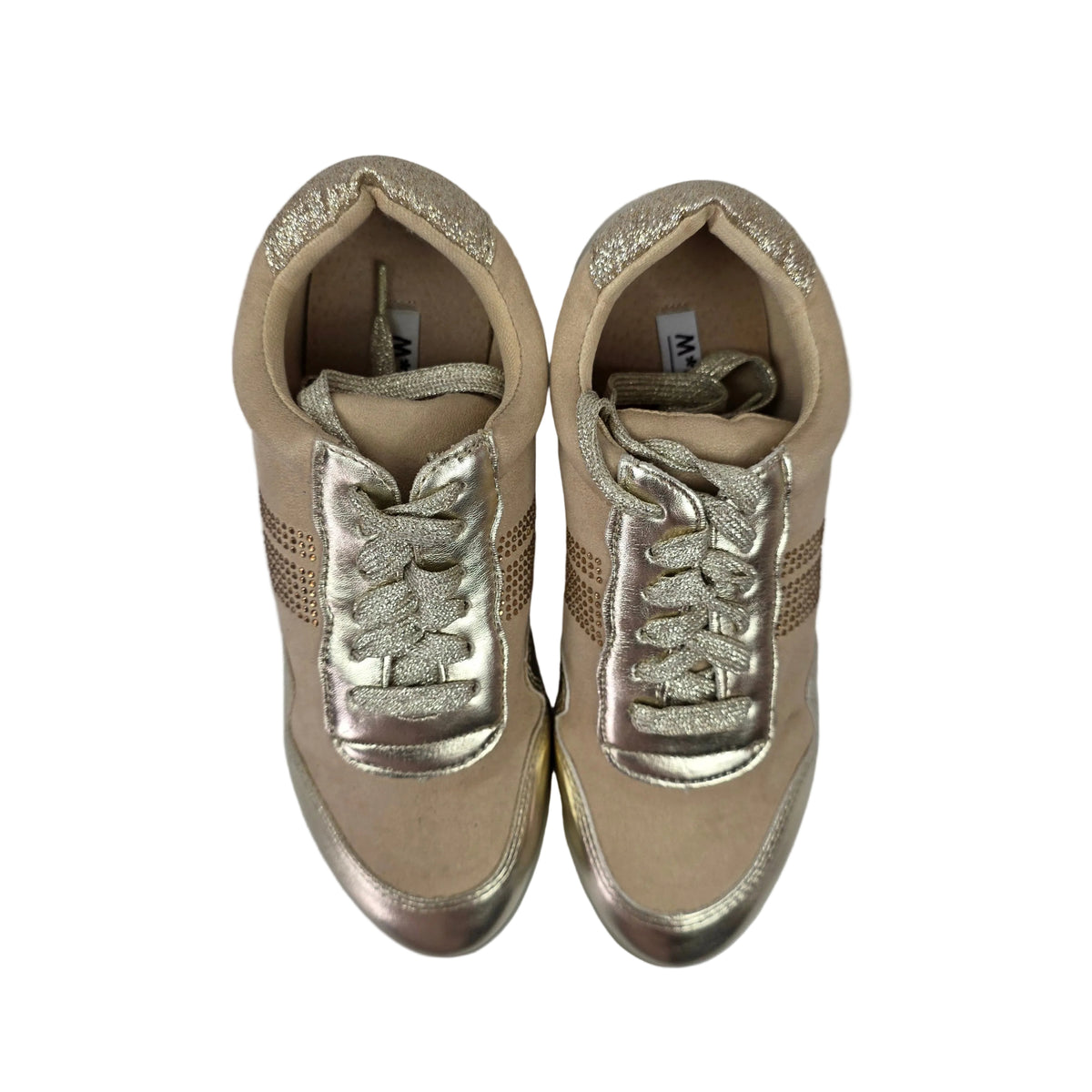 Sneakers Pasarela Concept en Antelina Beige con Acabado Oro Metalizado