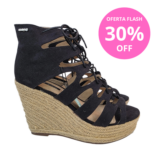 Sandalia Mustang tipo Botín en Negro con Cordones Cruzados y Cuña de 10cm