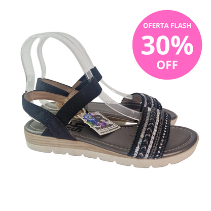 Sandalia Refresh Negra Metalizada con Detalle Étnico y Suela Confort