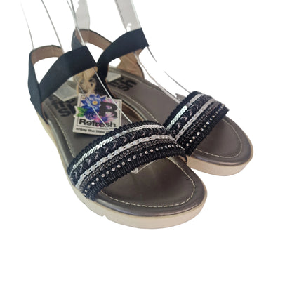 Sandalia Refresh Negra Metalizada con Detalle Étnico y Suela Confort