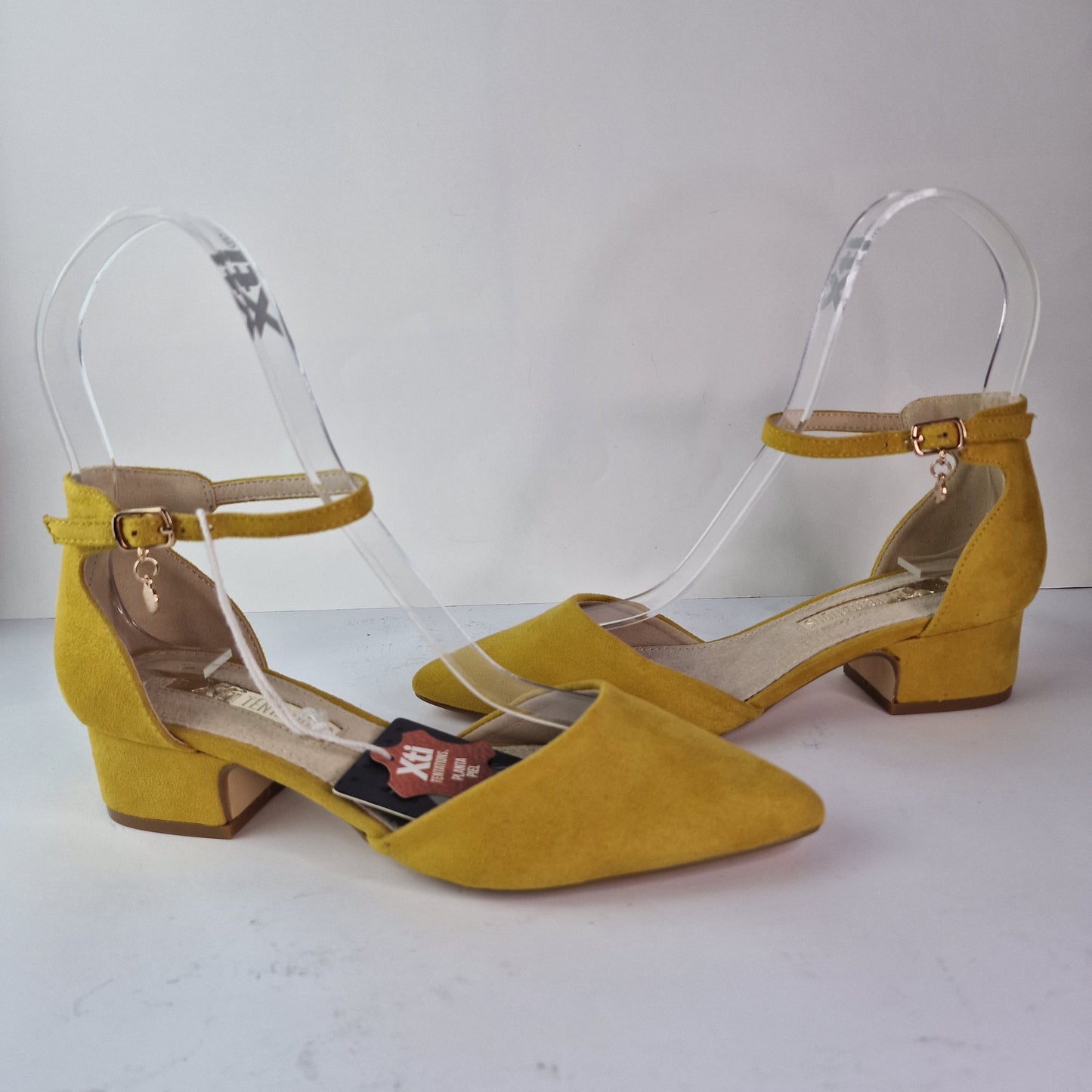 Zapato Xti antelina Amarillo