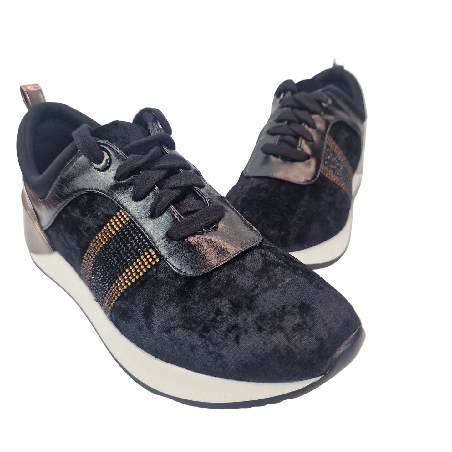 Deportiva Terciopelo Negro Maria Mare