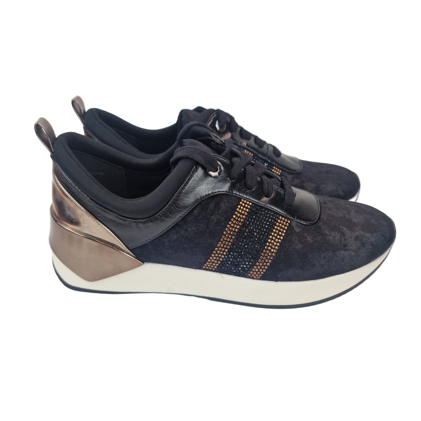 Deportiva Terciopelo Negro Maria Mare