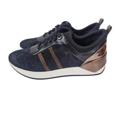 Deportiva Terciopelo Negro Maria Mare