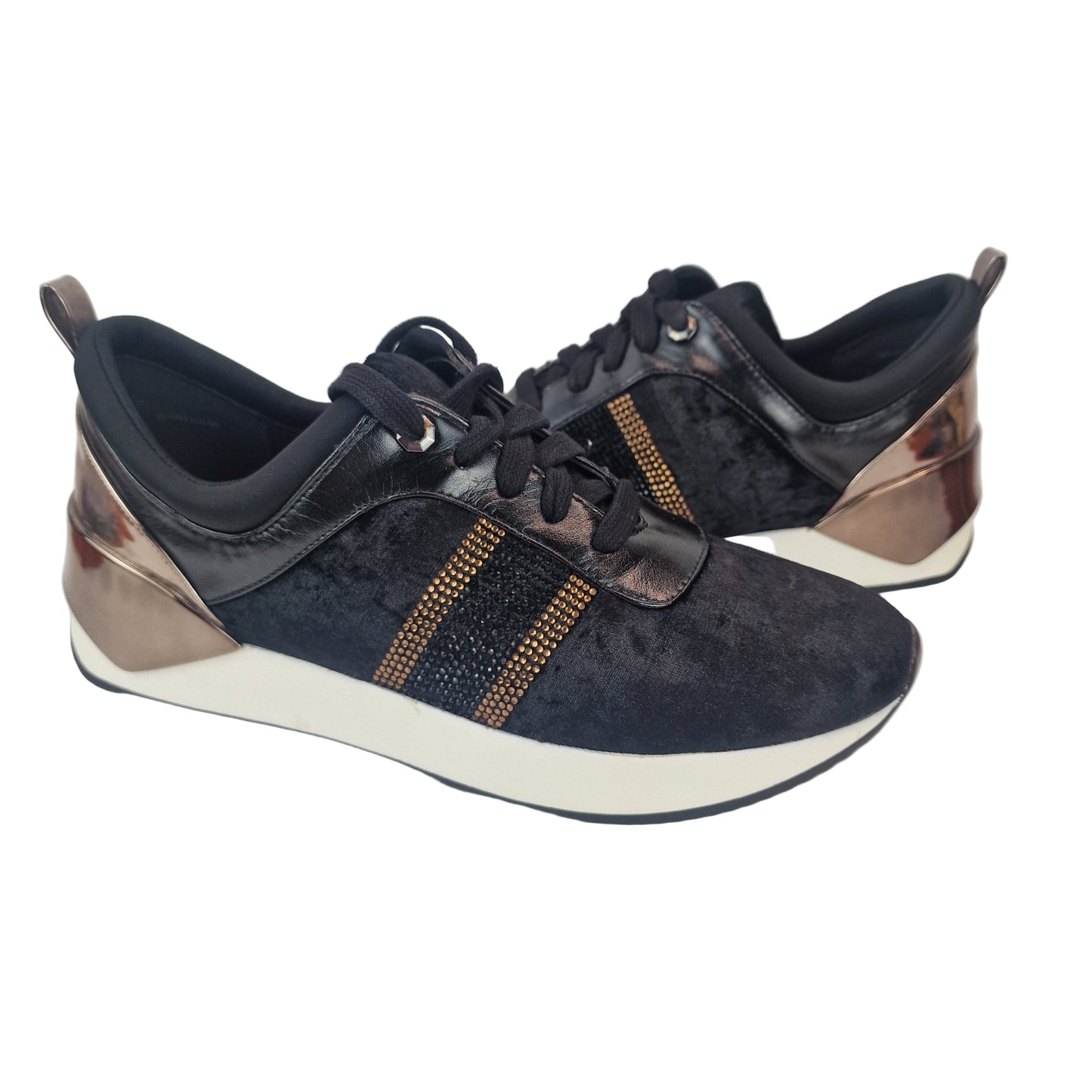 Deportiva Terciopelo Negro Maria Mare