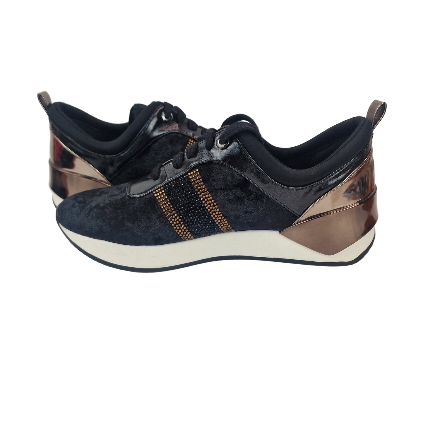 Deportiva Terciopelo Negro Maria Mare
