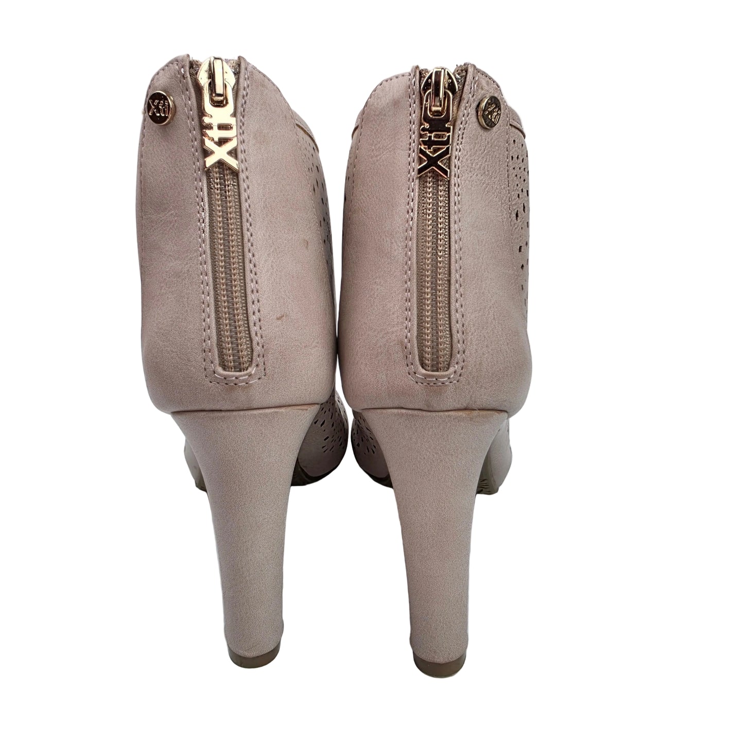 Botín Peep-Toe Xti Nude con Troquelado Floral y Tacón Estilizado