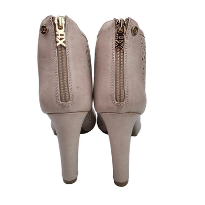 Botín Peep-Toe Xti Nude con Troquelado Floral y Tacón Estilizado