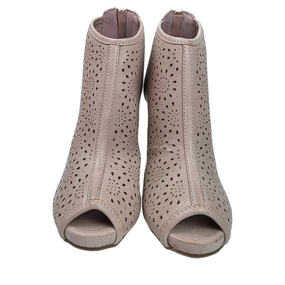 Botín Peep-Toe Xti Nude con Troquelado Floral y Tacón Estilizado