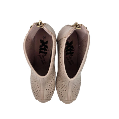 Botín Peep-Toe Xti Nude con Troquelado Floral y Tacón Estilizado