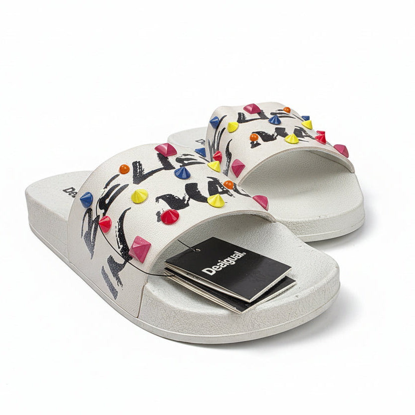 Sandalia Pala Desigual Blanca con Tachuelas Multicolor y Diseño Graffiti