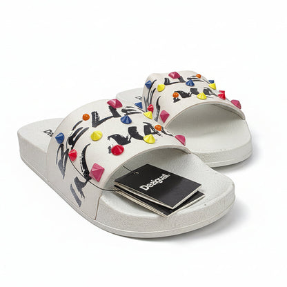 Sandalia Pala Desigual Blanca con Tachuelas Multicolor y Diseño Graffiti