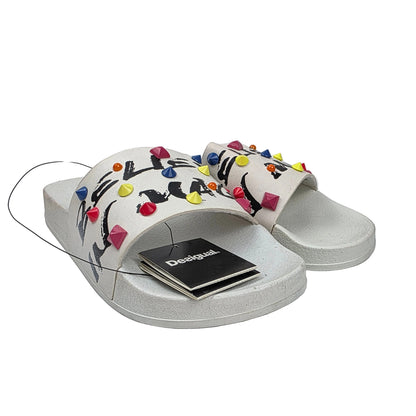 Sandalia Pala Desigual Blanca con Tachuelas Multicolor y Diseño Graffiti