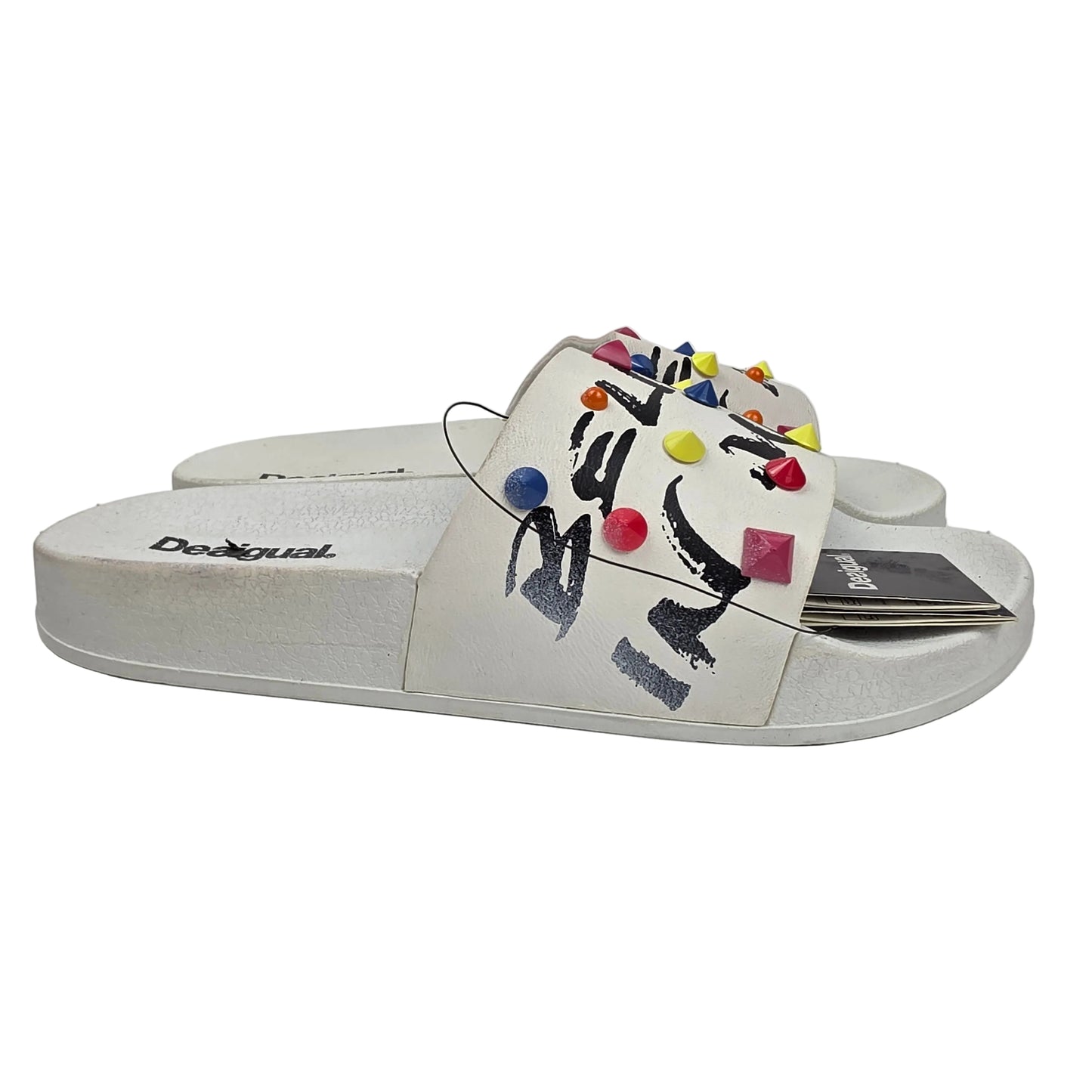 Sandalia Pala Desigual Blanca con Tachuelas Multicolor y Diseño Graffiti