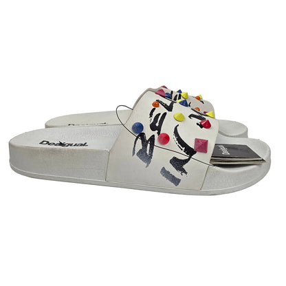 Sandalia Pala Desigual Blanca con Tachuelas Multicolor y Diseño Graffiti