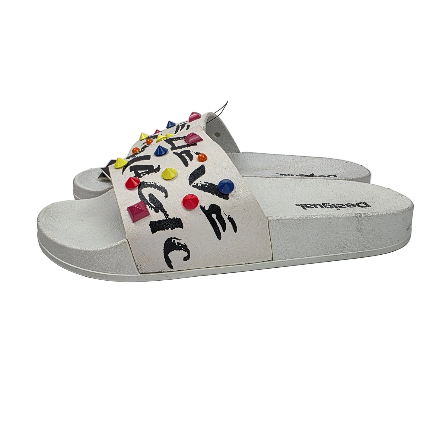 Sandalia Pala Desigual Blanca con Tachuelas Multicolor y Diseño Graffiti