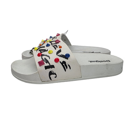 Sandalia Pala Desigual Blanca con Tachuelas Multicolor y Diseño Graffiti