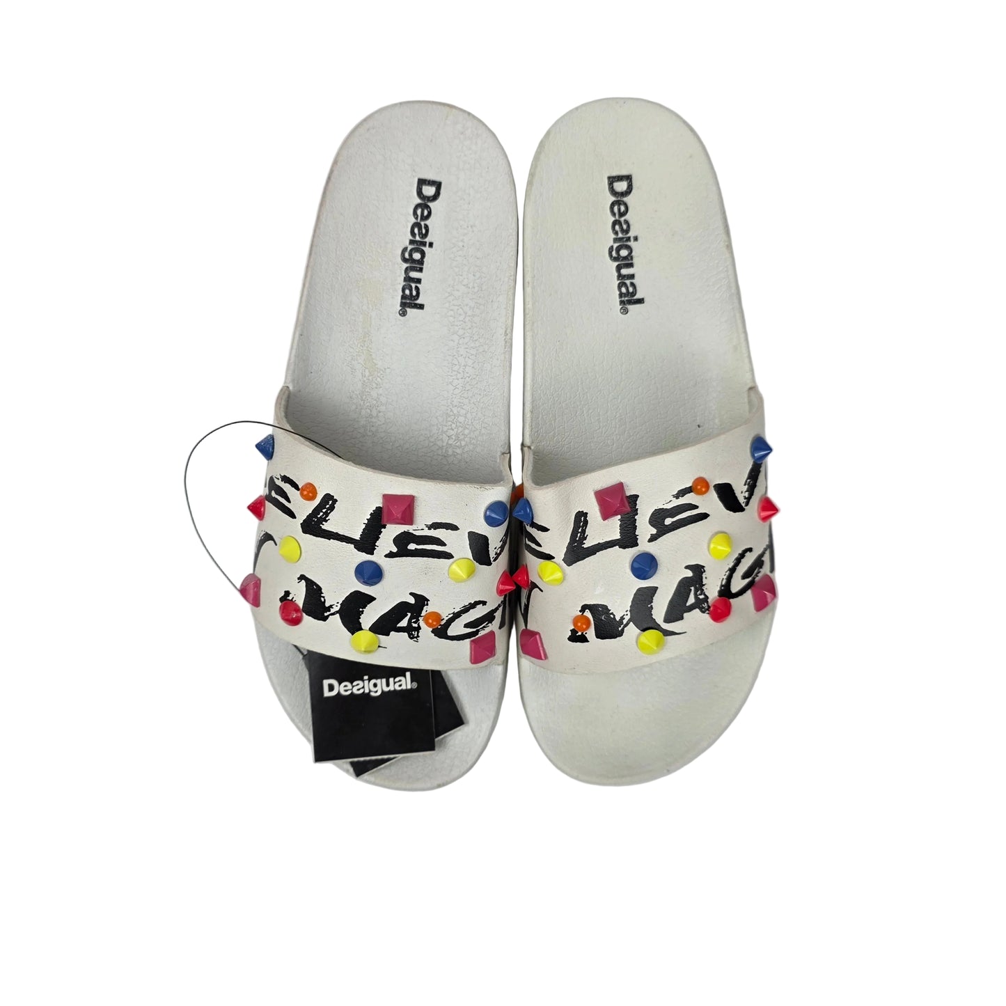 Sandalia Pala Desigual Blanca con Tachuelas Multicolor y Diseño Graffiti