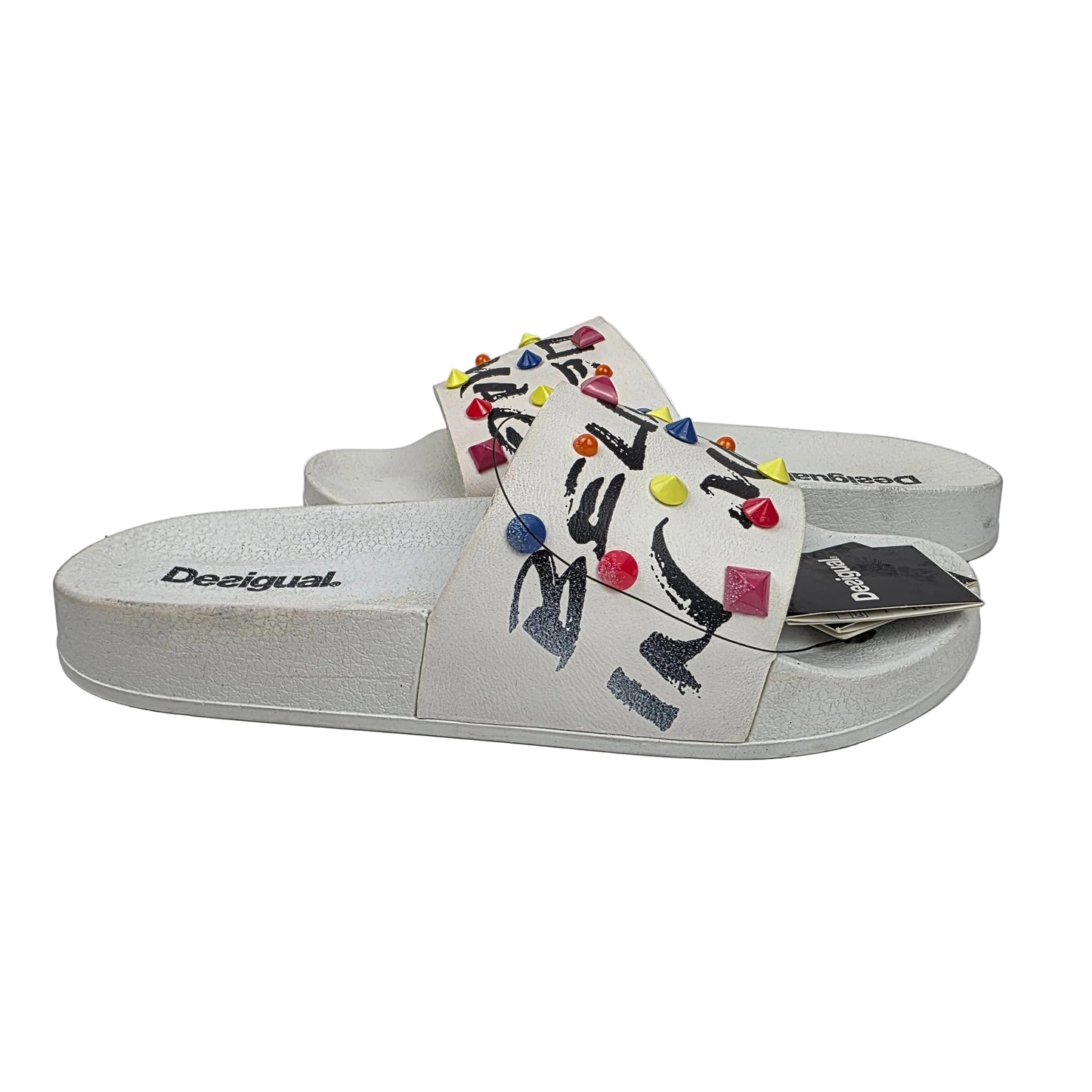 Sandalia Pala Desigual Blanca con Tachuelas Multicolor y Diseño Graffiti