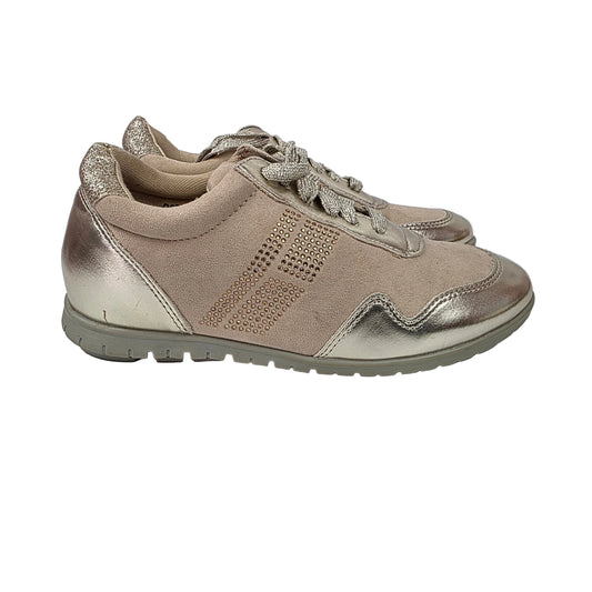 Sneakers Pasarela Concept en Antelina Beige con Acabado Oro Metalizado