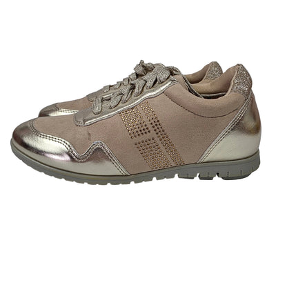 Sneakers Pasarela Concept en Antelina Beige con Acabado Oro Metalizado