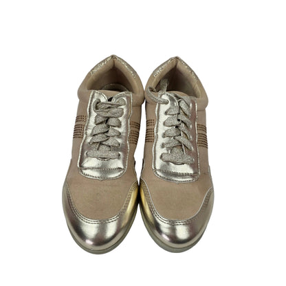 Sneakers Pasarela Concept en Antelina Beige con Acabado Oro Metalizado