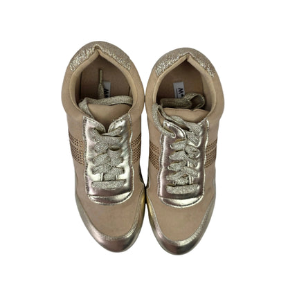 Sneakers Pasarela Concept en Antelina Beige con Acabado Oro Metalizado