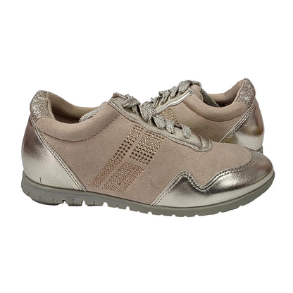 Sneakers Pasarela Concept en Antelina Beige con Acabado Oro Metalizado