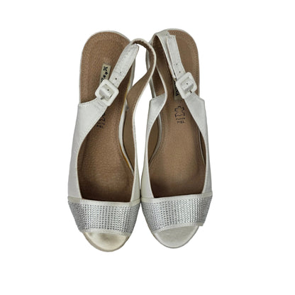 Sandalia de Cuña Pasarela Concept en Raso Blanco con Strass y Encaje