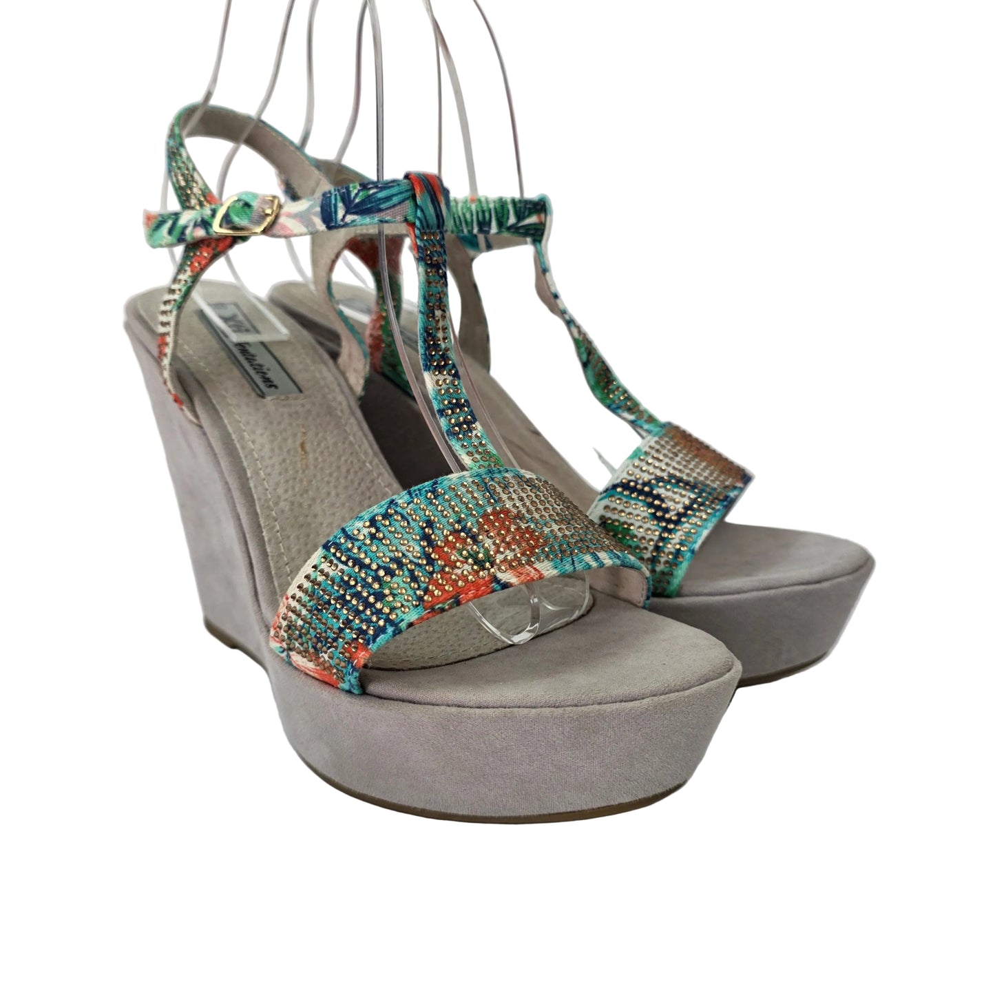 Sandalia de Cuña Xti con Estampado Tropical y Pedrería - Selección Pasarela Concept