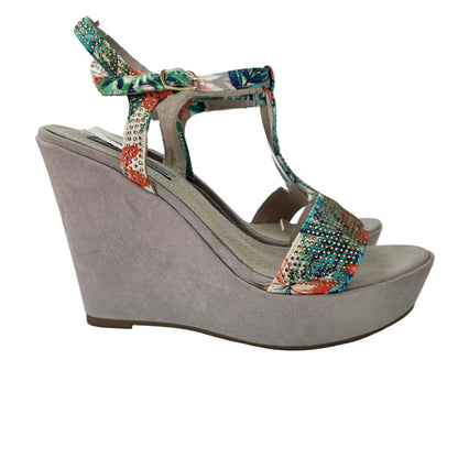 Sandalia de Cuña Xti con Estampado Tropical y Pedrería - Selección Pasarela Concept