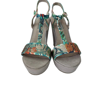 Sandalia de Cuña Xti con Estampado Tropical y Pedrería - Selección Pasarela Concept