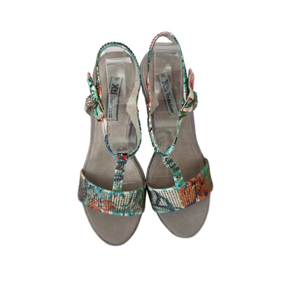 Sandalia de Cuña Xti con Estampado Tropical y Pedrería - Selección Pasarela Concept