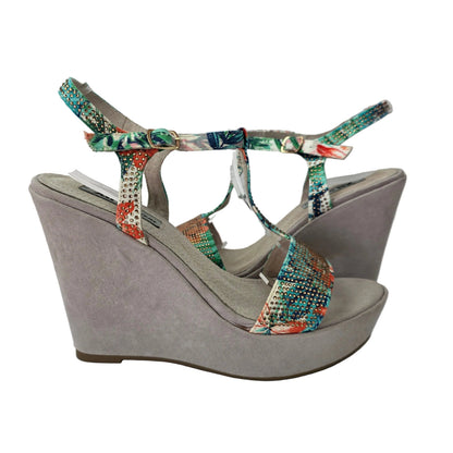 Sandalia de Cuña Xti con Estampado Tropical y Pedrería - Selección Pasarela Concept