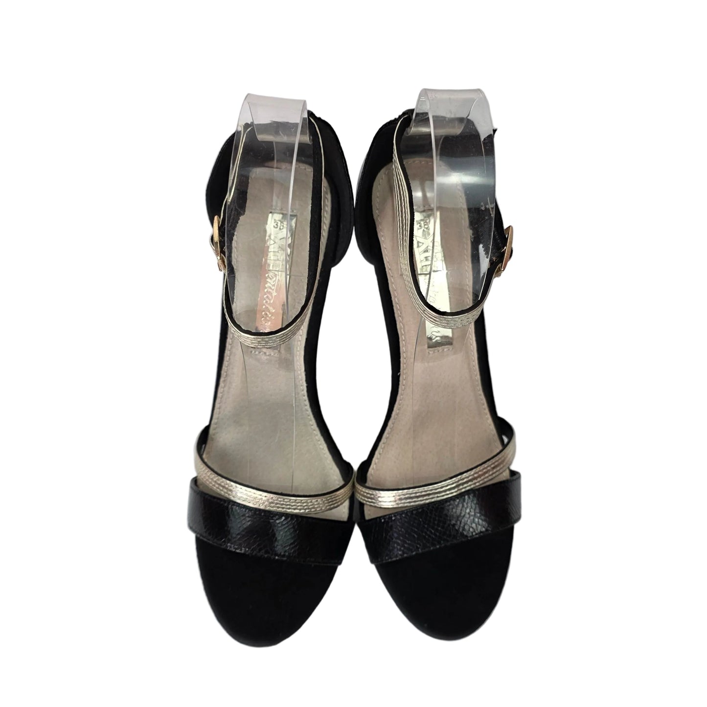 Sandalia de Tacón Xti Negra con Detalles Oro y Textura Animal – Pasarela Concept