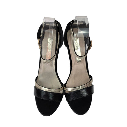Sandalia de Tacón Xti Negra con Detalles Oro y Textura Animal – Pasarela Concept