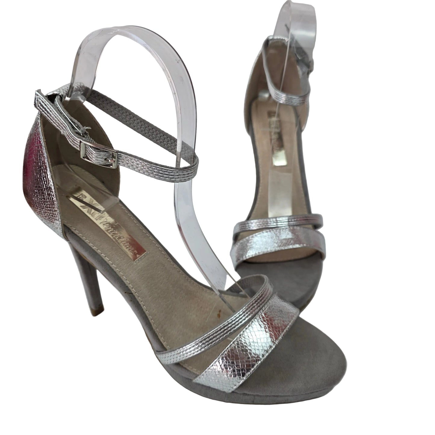 Sandalia de Tacón Xti Plata Metalizada y Gris – Pasarela Concept