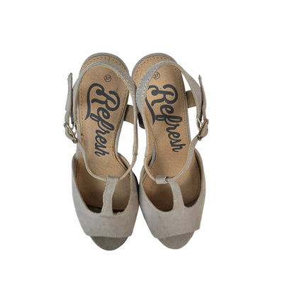 Sandalia de Tacón Refresh Color Hielo en Antelina con Tira en T – Pasarela Concept