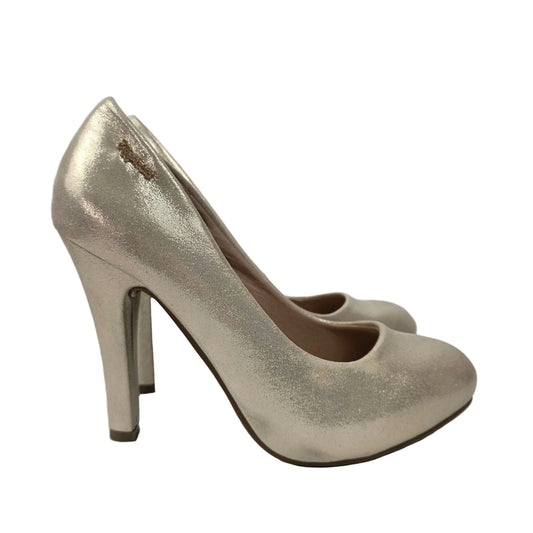 Zapatos de Salón Refresh Metalizados Color Champán con Plataforma – Pasarela Concept