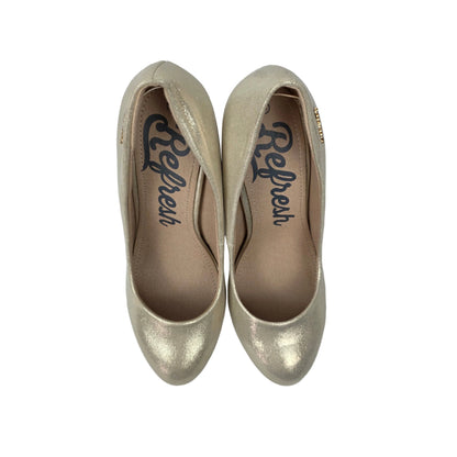 Zapatos de Salón Refresh Metalizados Color Champán con Plataforma – Pasarela Concept