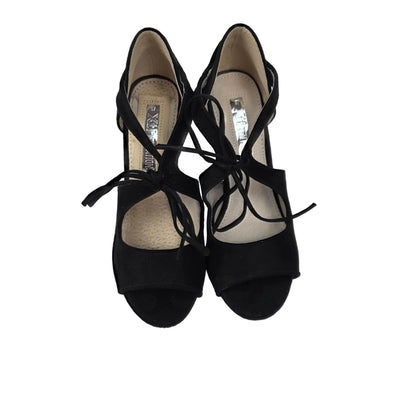 Sandalias de Fiesta Xti de Antelina Negra Abotinadas con Cordones – Pasarela Concept