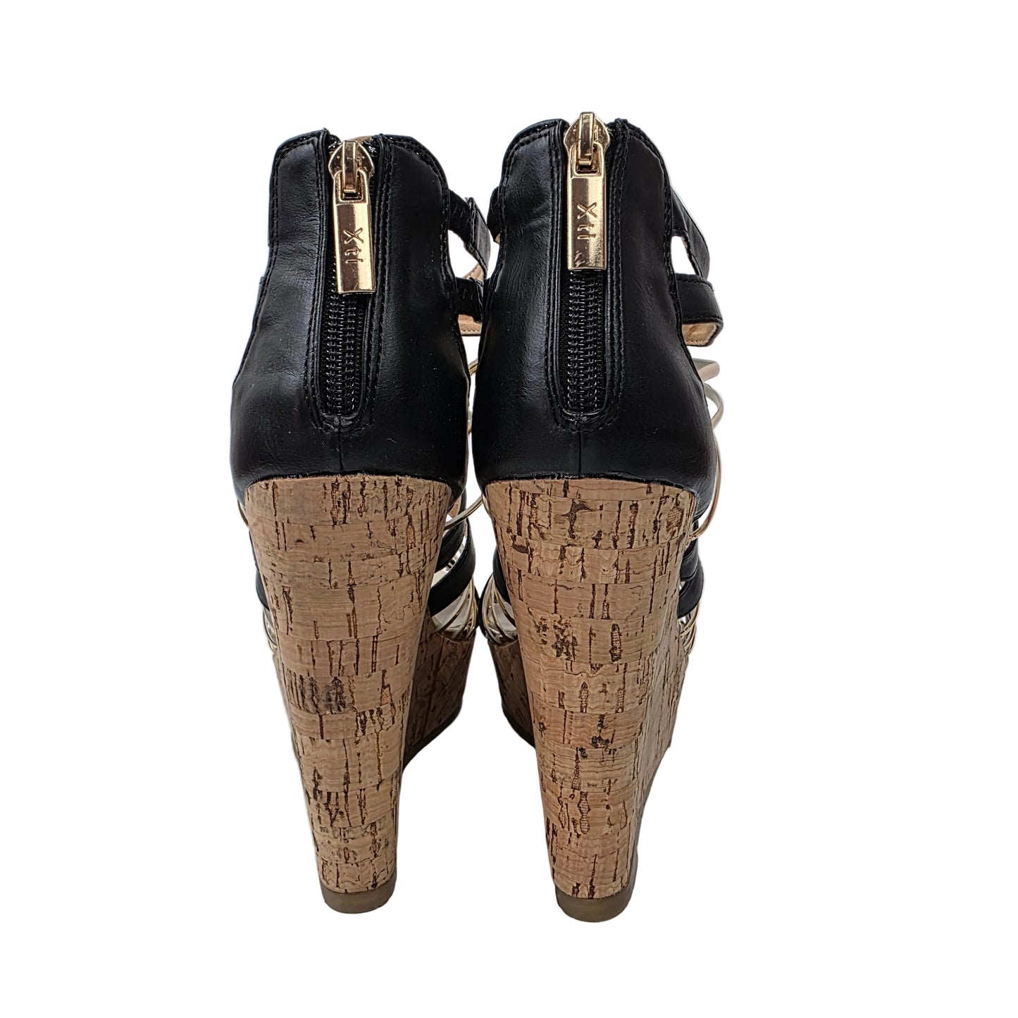 Sandalias de Cuña Xti Negras y Oro con Diseño de Tiras y Corcho – Pasarela Concept