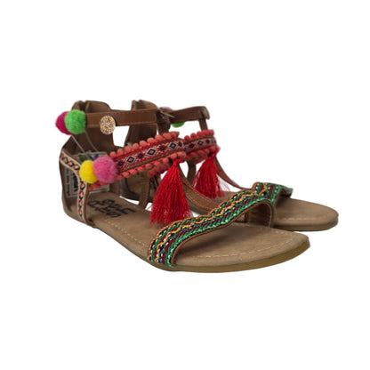 Sandalias Planas Boho con Pompones Refresh Color Camel – Pasarela Concept