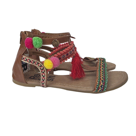 Sandalias Planas Boho con Pompones Refresh Color Camel – Pasarela Concept