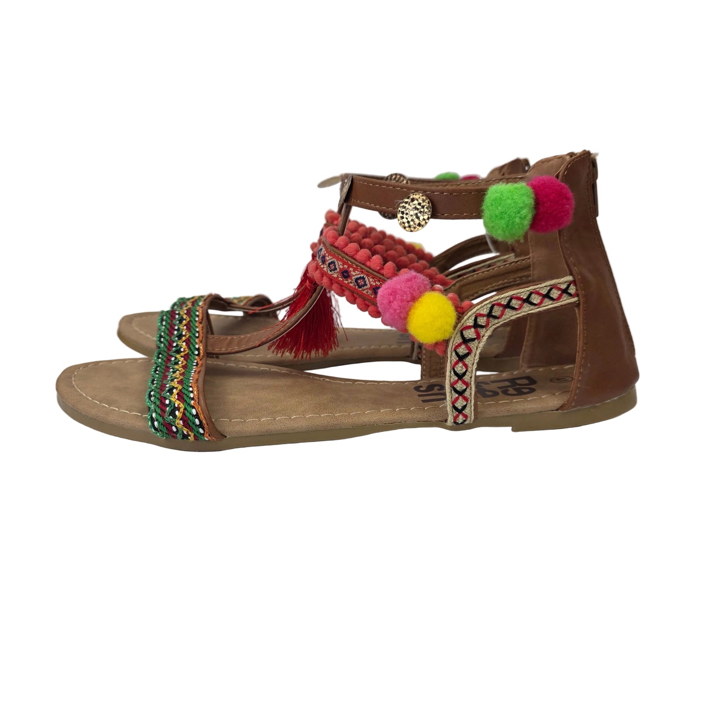 Sandalias Planas Boho con Pompones Refresh Color Camel – Pasarela Concept