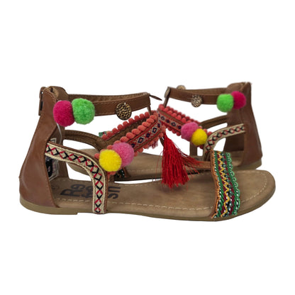 Sandalias Planas Boho con Pompones Refresh Color Camel – Pasarela Concept