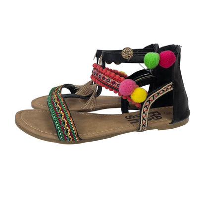 Sandalias Planas Boho con Pompones Refresh Color Negro – Pasarela Concept
