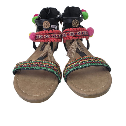 Sandalias Planas Boho con Pompones Refresh Color Negro – Pasarela Concept