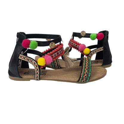 Sandalias Planas Boho con Pompones Refresh Color Negro – Pasarela Concept