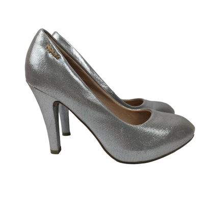 Zapatos de Salón con Plataforma Oculta Refresh Color Plata – Pasarela Concept